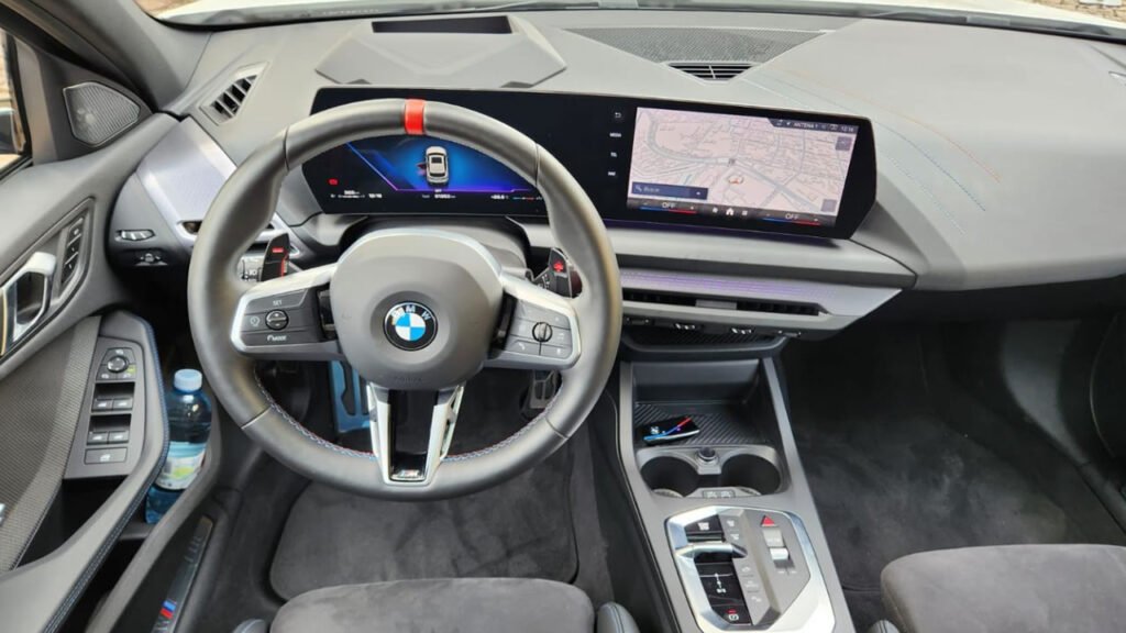 BMW M135 xDrive chega ao Brasil com foco em desempenho - interior