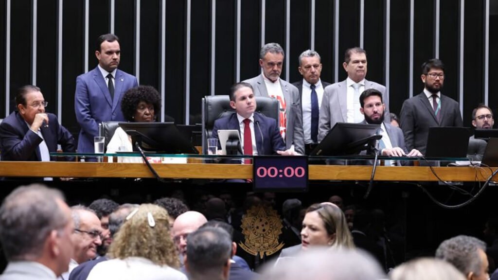 Fim da escala 6x1 avança após aprovação na Câmara