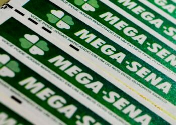 Bolas da Mega-Sena com números sorteados em fundo azul