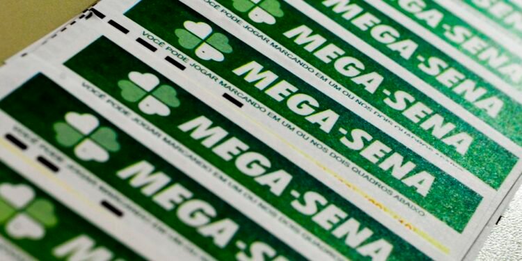 Bolas da Mega-Sena com números sorteados em fundo azul