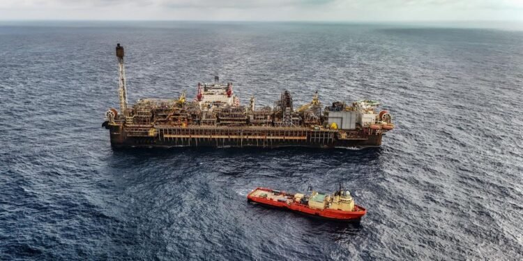 Plataforma de petróleo da Petrobras em operação no Brasil