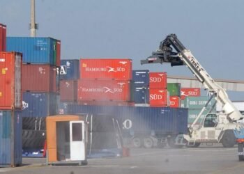 Bandeiras do Mercosul e de Singapura lado a lado representando o acordo comercial