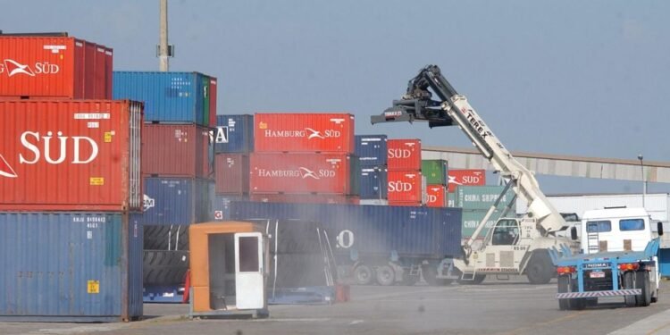 Bandeiras do Mercosul e de Singapura lado a lado representando o acordo comercial