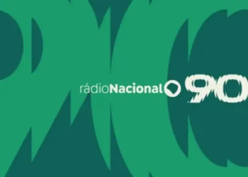 Palco do Festival de Música Rádio Nacional com público e artistas