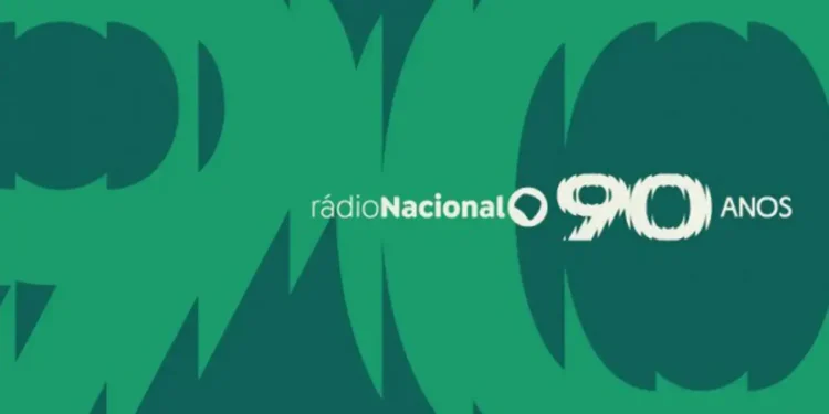 Palco do Festival de Música Rádio Nacional com público e artistas