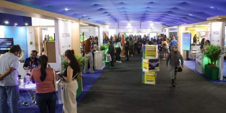 Público visita a ExpoT&C, maior feira científica da América Latina durante a SBPC, na UFF, Niterói (RJ).