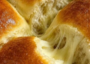 Pão de Batata Recheado Saindo do Forno