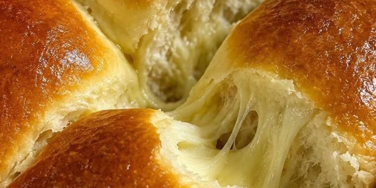 Pão de Batata Recheado Saindo do Forno