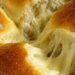 Pão de Batata Recheado Saindo do Forno