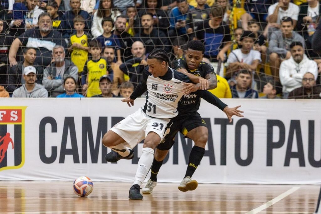 jogadores do futsal em ação