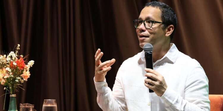 Lançamento do livro Coração Sem Medo durante o Flipelô