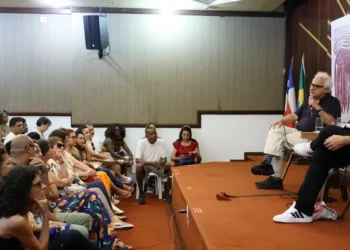 Escritor Milton Hatoum na mesa A Palavra, a Memória e o Tempo.