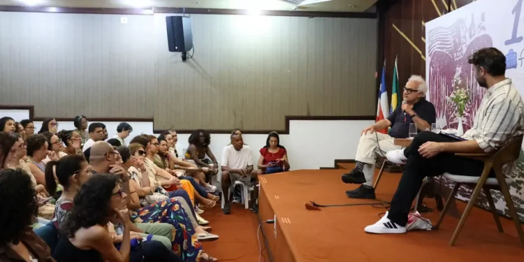 Escritor Milton Hatoum na mesa A Palavra, a Memória e o Tempo.