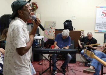 Compositor Hamilton Assunção ensaiando no CPRJ.
