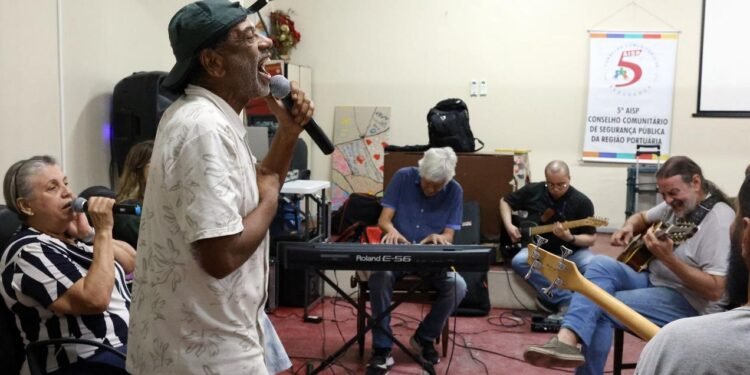 Compositor Hamilton Assunção ensaiando no CPRJ.