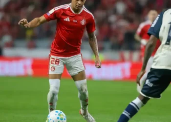 Jogadores do Internacional lamentam empate no Beira-Rio durante o Brasileirão.