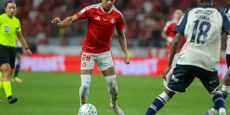 Jogadores do Internacional lamentam empate no Beira-Rio durante o Brasileirão.