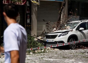 Rachaduras em torre danificada após tremor em Granada