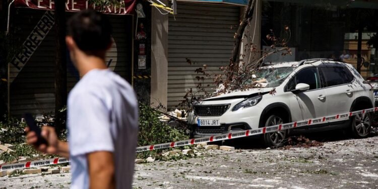 Rachaduras em torre danificada após tremor em Granada