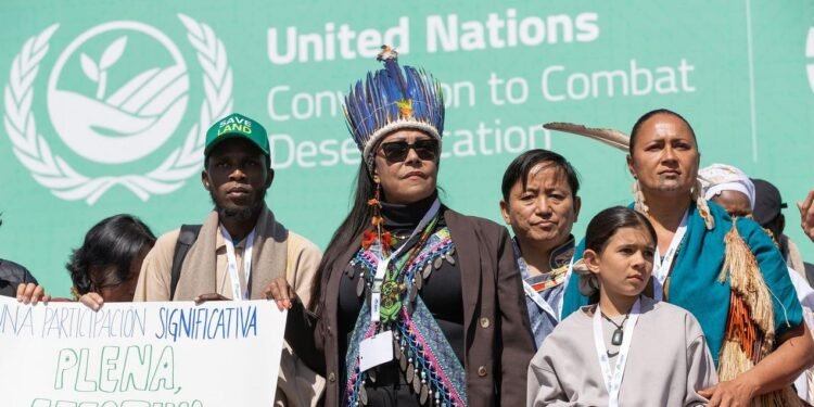 Indígenas reivindicam inclusão nas discussões da COP17 sobre desertificação.