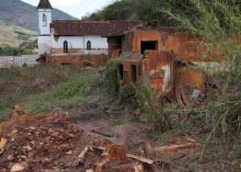 Ruínas de Bento Rodrigues após o desastre da barragem do Fundão