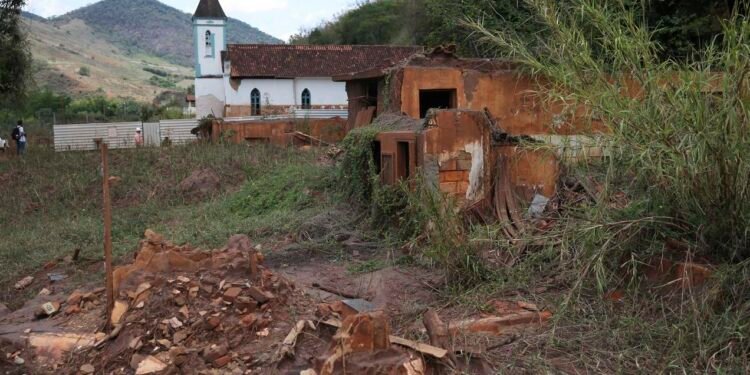 Ruínas de Bento Rodrigues após o desastre da barragem do Fundão