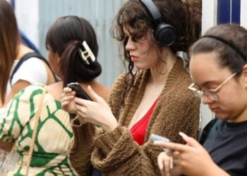 Entregadores de aplicativo trabalham na região do Centro do Rio de Janeiro.