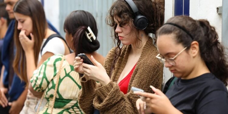 Entregadores de aplicativo trabalham na região do Centro do Rio de Janeiro.