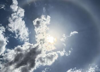 Halo de 22° circunda o Sol no céu de Brasília.