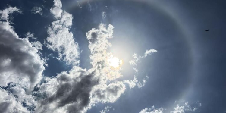 Halo de 22° circunda o Sol no céu de Brasília.