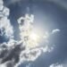 Halo de 22° circunda o Sol no céu de Brasília.