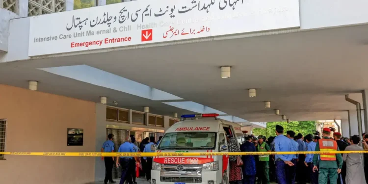 Imagem do incêndio no hospital em Islamabad