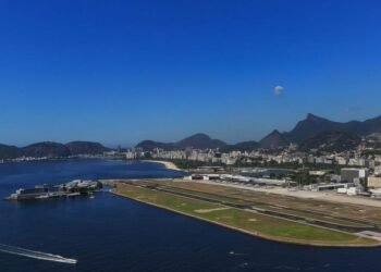 Imagem de uma aeronave da Embraer