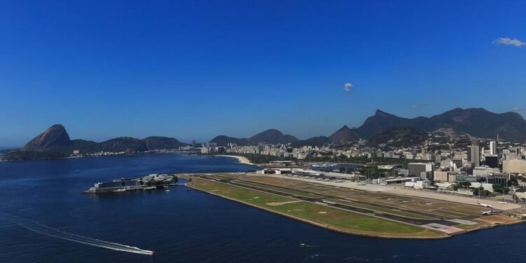 Imagem de uma aeronave da Embraer