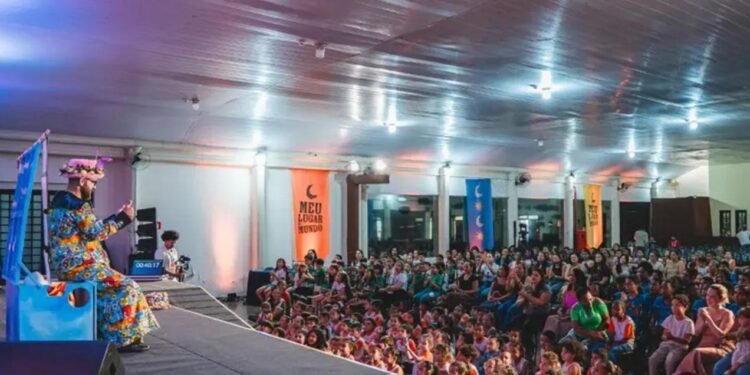 Escritora Calila das Mercês no lançamento de seu livro.