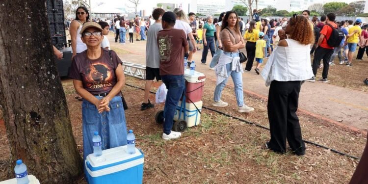 Renato Siqueira vende balões durante o Desfile da Independência - 7 de Setembro. Foto: Lula Marques/Agência Brasil