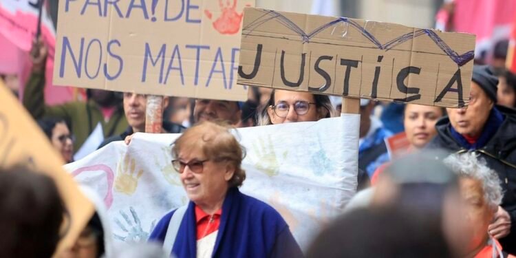 Pessoas participam do Grito dos Excluídos, manifestação no Dia da Independência.