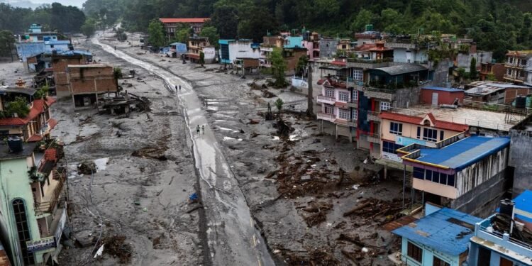 Deslizamento de terra após inundação no Nepal