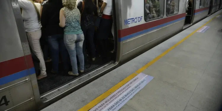 Brasília, 15/09/2026 - Insegurança impacta rotina das mulheres.