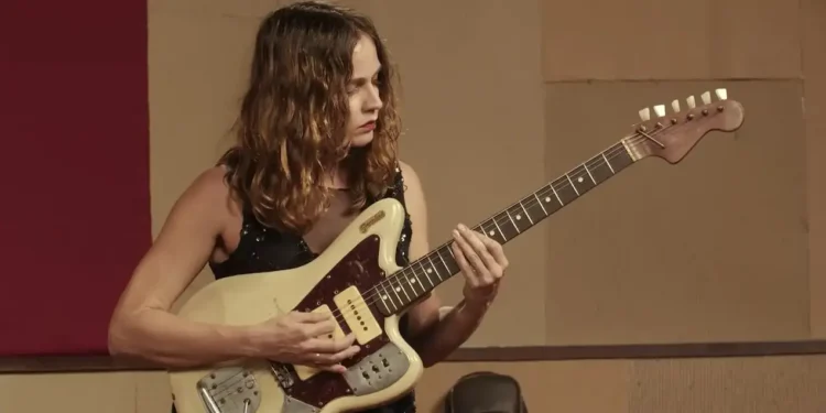 Gabi Terra em ação durante o Duelo de Guitarras