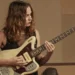 Gabi Terra em ação durante o Duelo de Guitarras