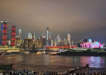 Estação de metrô Liziba, em Chongqing, que passa por dentro de edifícios.