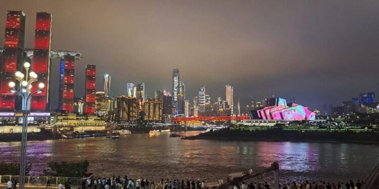 Estação de metrô Liziba, em Chongqing, que passa por dentro de edifícios.