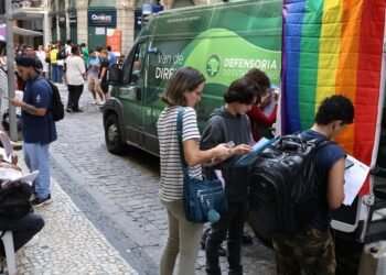 Edna Oliveira retifica documentos da filha Helena na Marcha Trans.