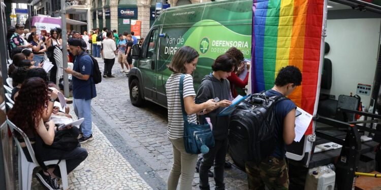Edna Oliveira retifica documentos da filha Helena na Marcha Trans.