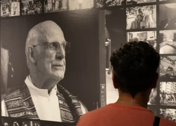 Exposição em homenagem ao Padre Júlio e pessoas em situação de rua.