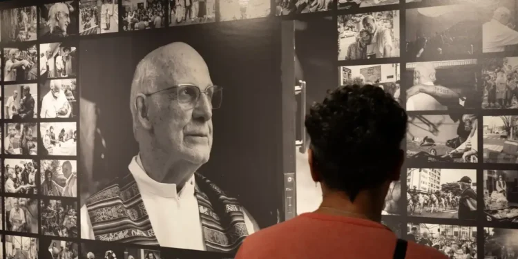 Exposição em homenagem ao Padre Júlio e pessoas em situação de rua.