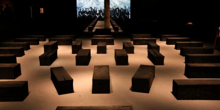 Instalação “O Barco” da artista Grada Kilomba no SESC Pompéia.