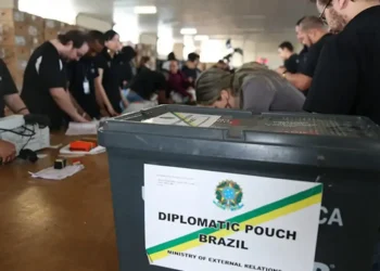 Arte ilustrativa sobre eleitores no exterior para as eleições de 2026.