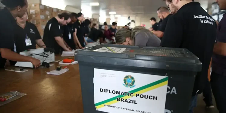 Arte ilustrativa sobre eleitores no exterior para as eleições de 2026.